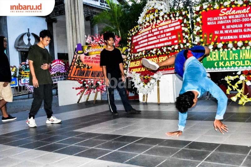 Komunitas Breakdance Semarang Loenpia Flavour berlatih di pelataran kantor Walikota. (Inibaru.id/ Audrian F)<br>