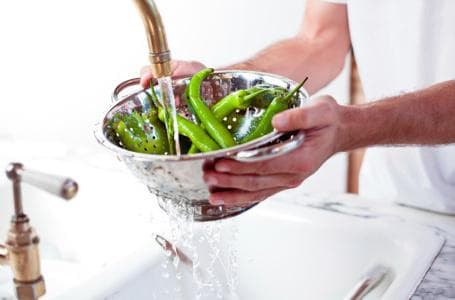 Langsung simpan cabai tanpa mencucinya. (Healthy magazine)