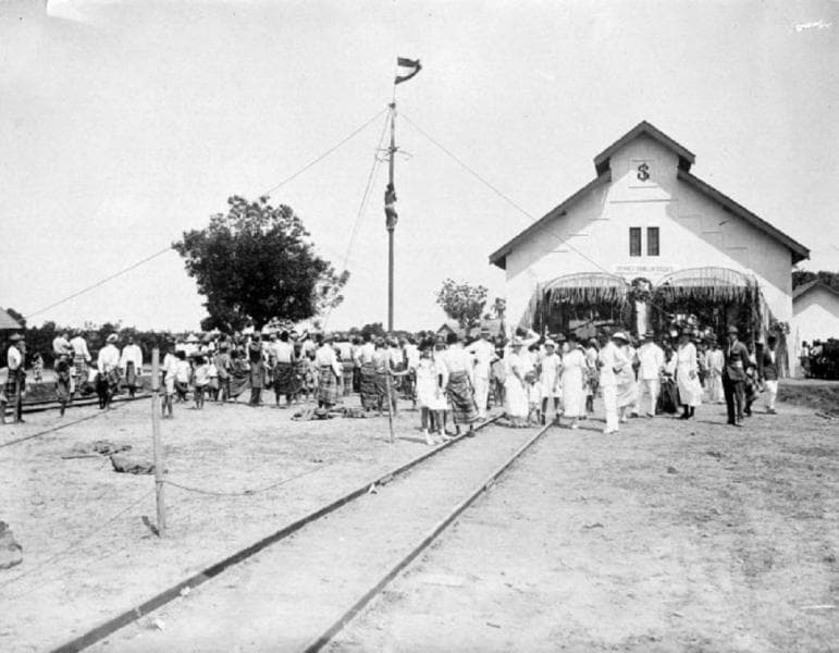 Peresmian pembukaan jalur kereta api di Makassar. (TropenMuseum)<br>