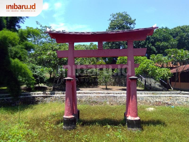 Gapura khas Jepang di area Japanese Village. (Inibaru.id/ Isma Swastiningrum)<br>
