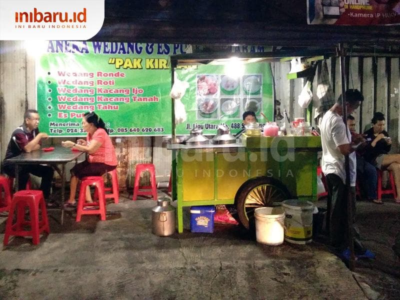 Aneka Wedang dan Es Puter Pak Kirman yang ramai dikunjungi pembeli pada malam hari. (Inibaru.id/ Isma Swastiningrum)