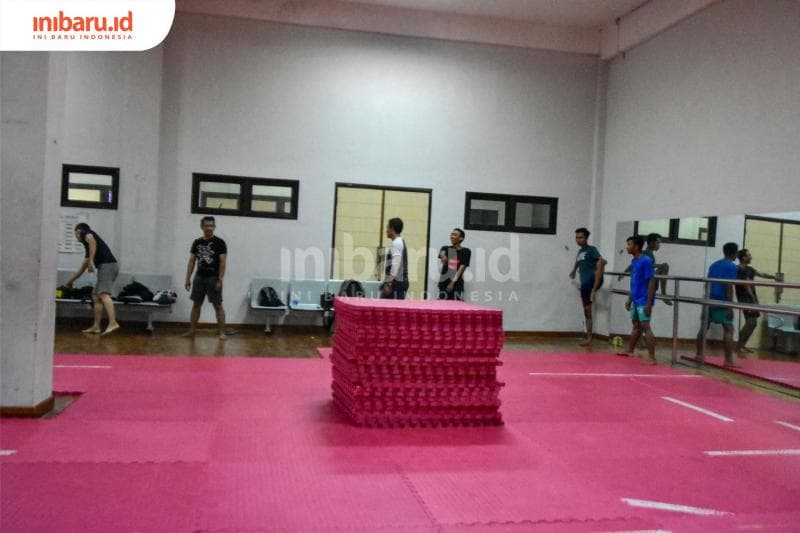 Latihan di dalam ruangan karena masih pandemi. (Inibaru.id/ Audrian F)