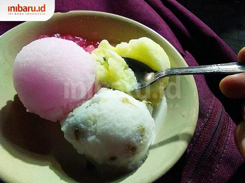 Es puter tiga warna rasa durian (kuning), kacang hijau (putih), dan kelapa muda (pink). (Inibaru.id/ Isma Swastiningrum)