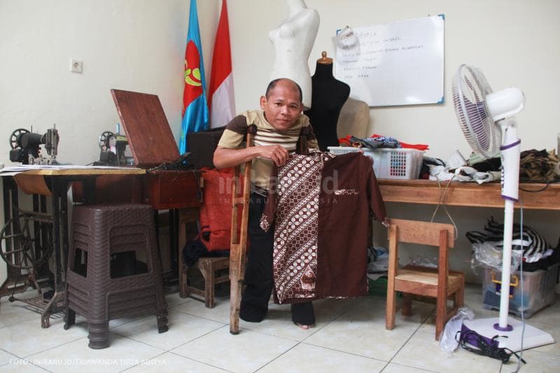 Sosok Ngatimin, penyandang cacat daksa yang membuat kakinya nggak berfungsi normal.<br>