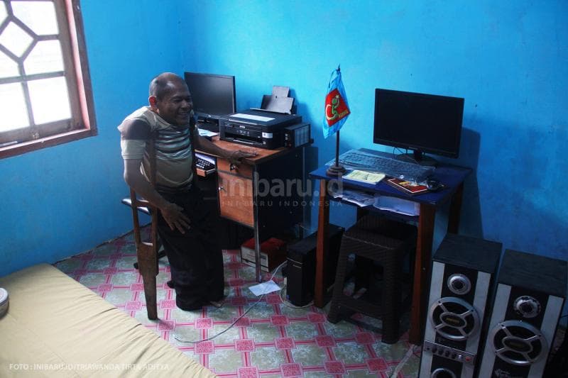 Terdapat ruangan dengan komputer untuk menunjang pekerjaanya.<br>