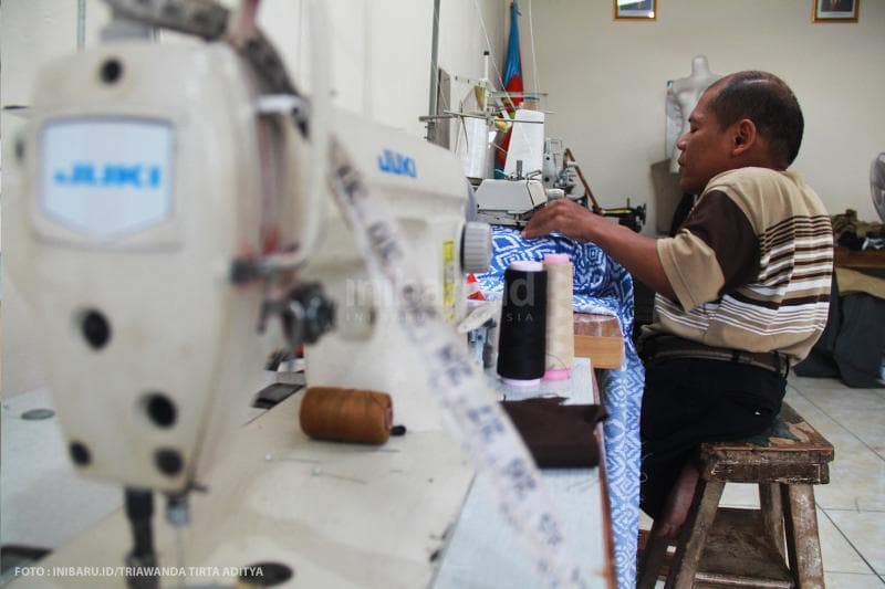 Terdapat beberapa mesin jahit dirumahnya untuk digunakan anggota Kelompok Difabel Mandiri Salatiga.<br>