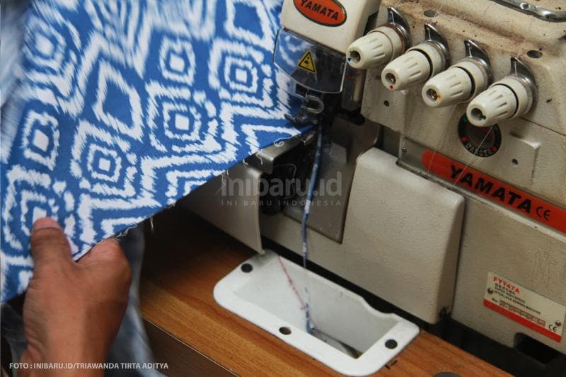 Dia butuh waktu sekitar satu jam untuk menyelesaikan satu jahitan baju.<br>