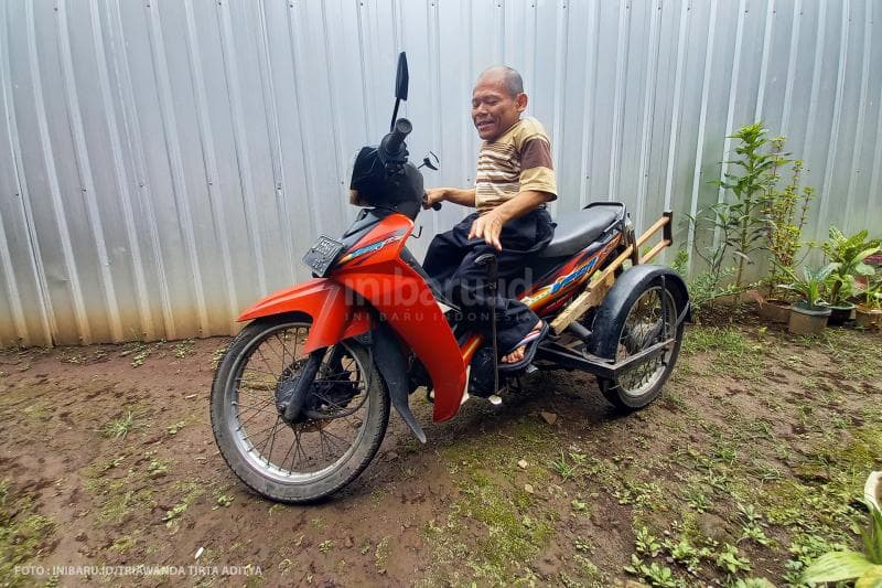 Motor yang digunakanya untuk bepergian telah dimodifikasi agar ramah terhadap disabilitas.<br>