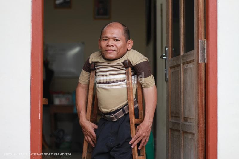 Dua tongkat kayu ini adalah sahabatnya sejak lama.<br>