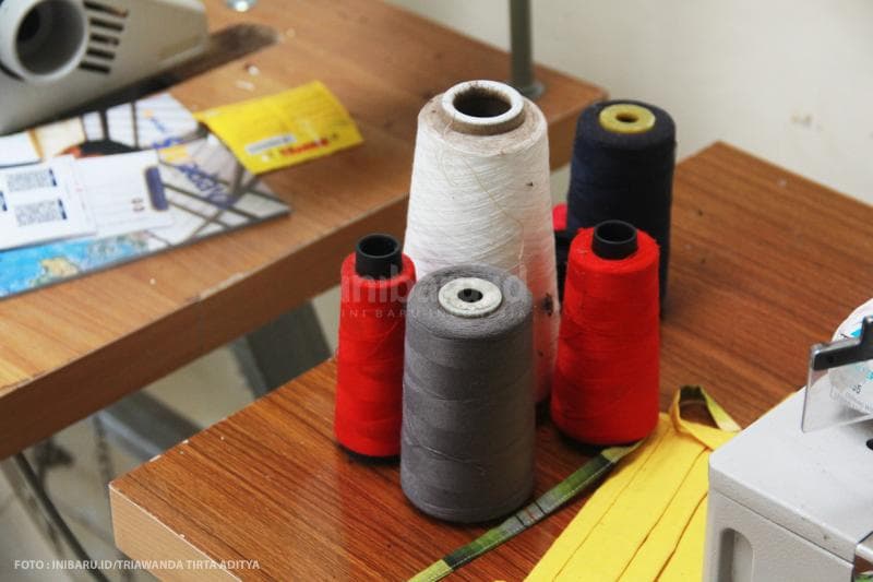 Benang-benang juga sudah disiapkan di rumahnya.<br>