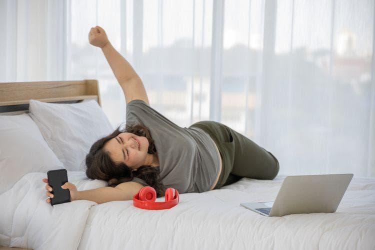 Lakukan kegiatanmu di luar kasur. (Shutterstock)