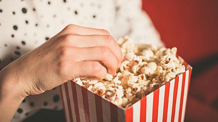 Popcorn jadi pilihan tepat untuk nyemil sebelum tidur. (iStockphoto)