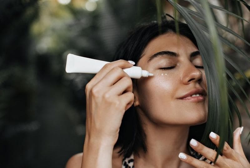 Ilustrasi emakaian eye cream. (Parapuan)