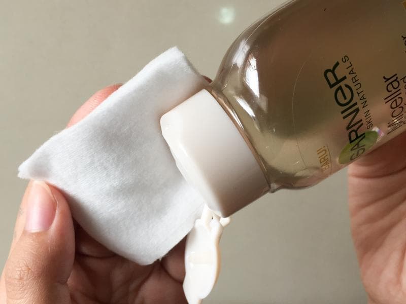 Pakai pembersih favorit untuk membersihkan makeup. (Sociolla)