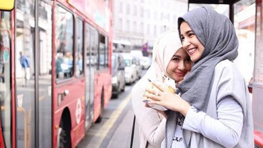 Dua sahabat dengan perasaan dalam. (Google)