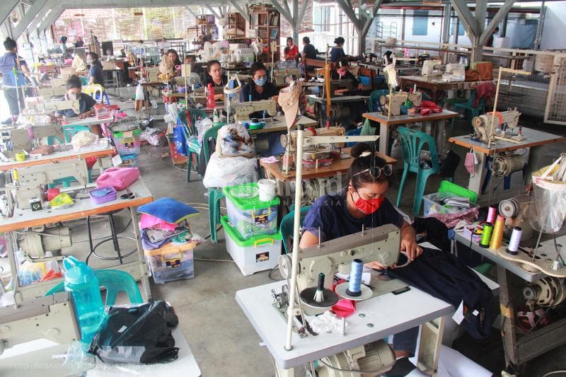 Suasana ruang menjahit di Lapas Wanita Semarang. Dengan penuh ketekunan mereka bekerja.<br>