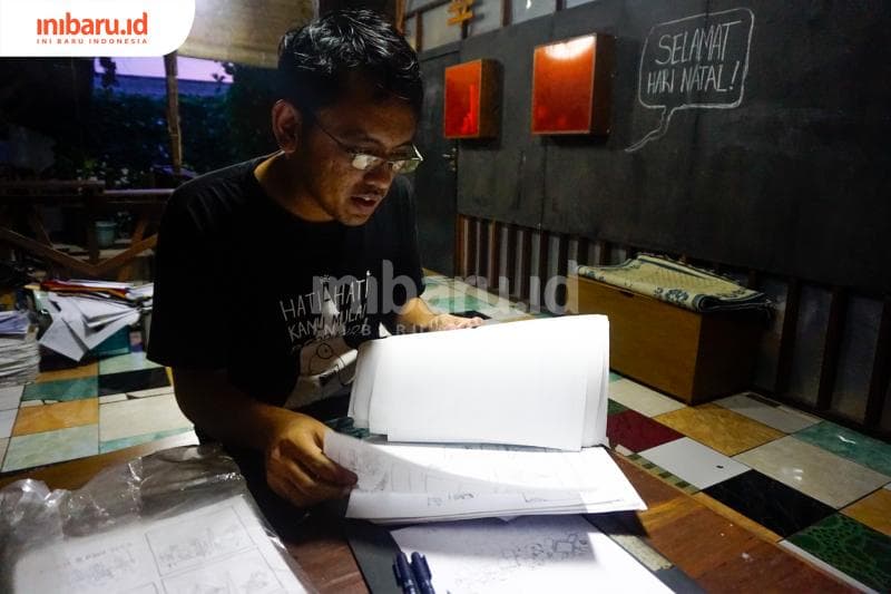 Errik Irwan suka mengarsipkan karyanya. (Inibaru.id/ Audrian F)<br>