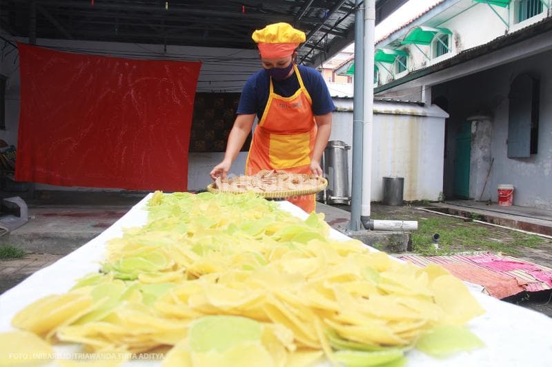 Salah satu warga binaan yang sedang membuat kerupuk.<br>