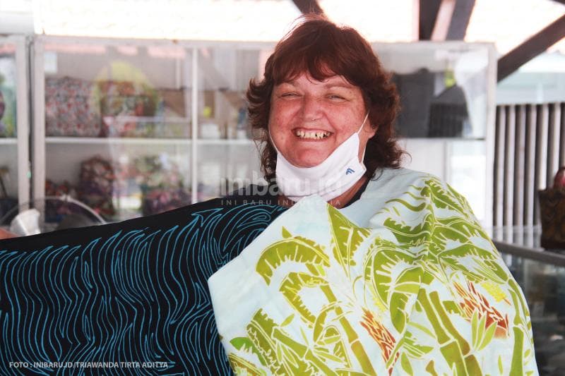 Narapidana asal Inggris yang kini pintar membatik.<br>