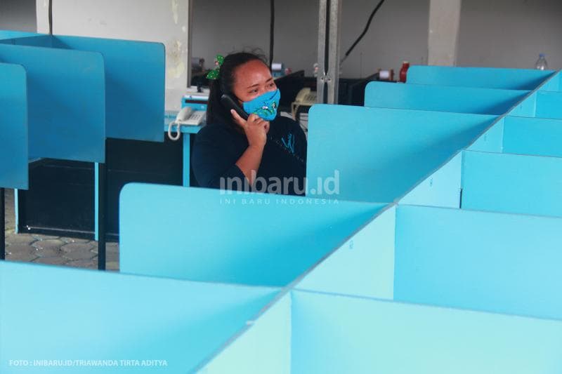 Pihak lapas menyediakan fasilitas wartel untuk berkomunikasi dengan keluarga mereka.<br>