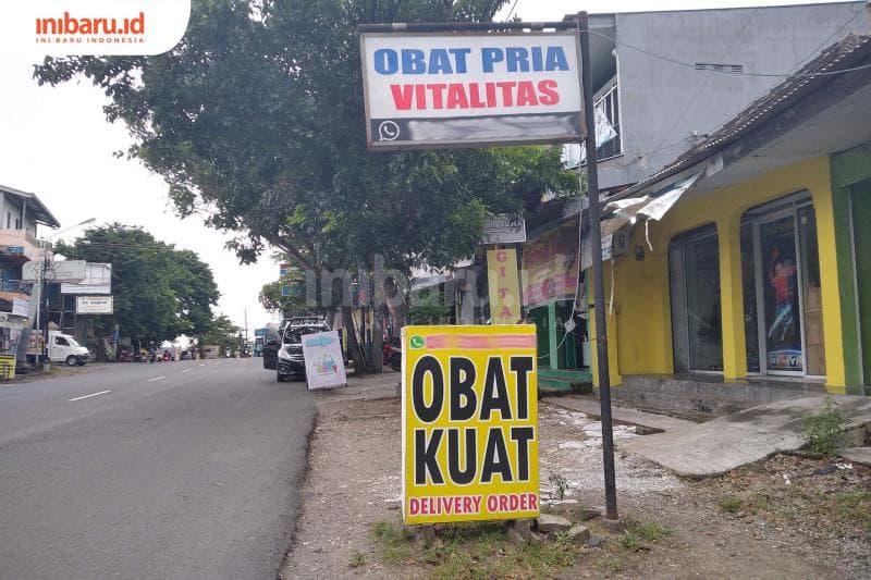 Ilustrasi - Kios obat kuat di pinggir jalan hanya pajangan. (Inibaru.id/ Audrian F)<br>