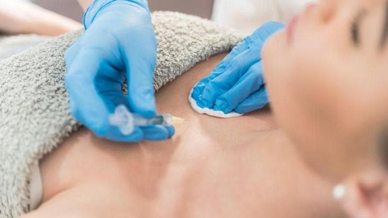Suntik filler payudara ternyata cukup berbahaya untuk dilakukan. (SehatQ)