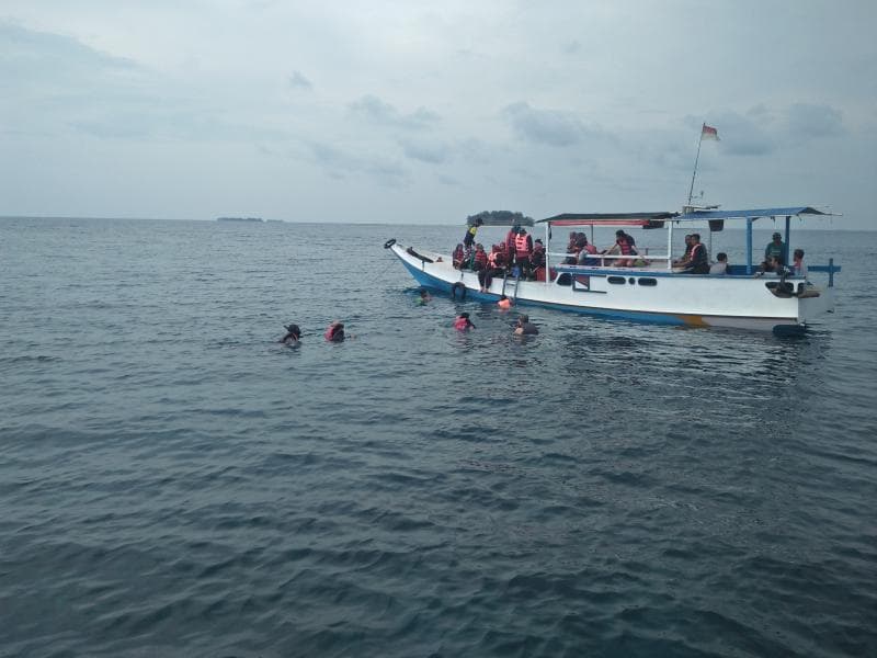 Bisa Berenang atau Nggak, Kamu Tetap Harus Snorkeling di Karimunjawa!