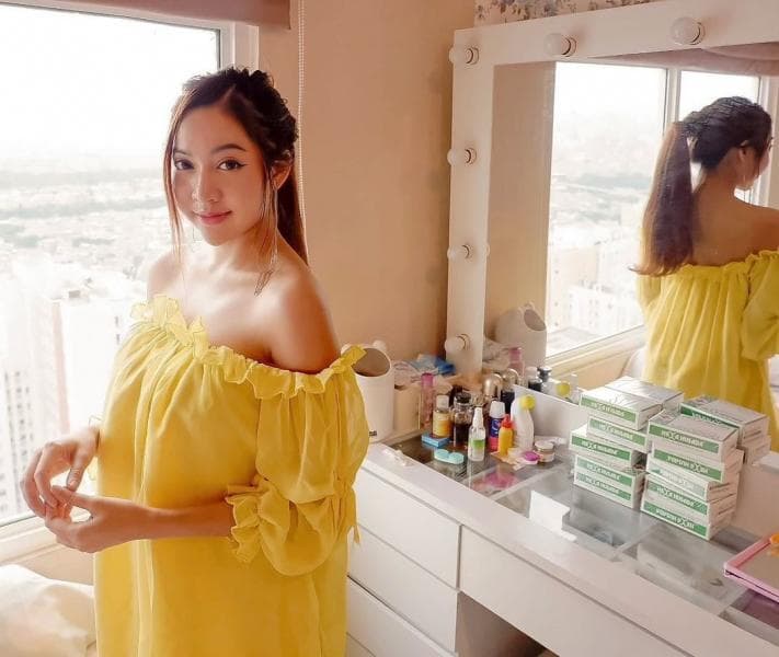 Suntik filler yang dilakukan Monica Indah menyebabkan payudaranya berlubang. (Instagram/moonicaindah)