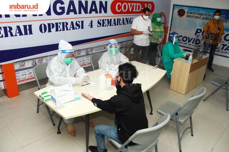 Pemudik wajib tes rapid antigen dan GeNose. (Inibaru.id/ Triawanda Tirta Aditya)<br>