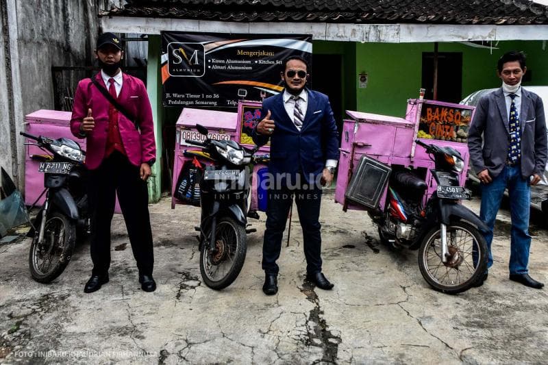 Eko Saputra, Suparjo, dan Ahmad, para pedagang Bakso Cinta.&nbsp;