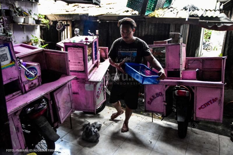 Suparjo menyiapkan dagangannya.