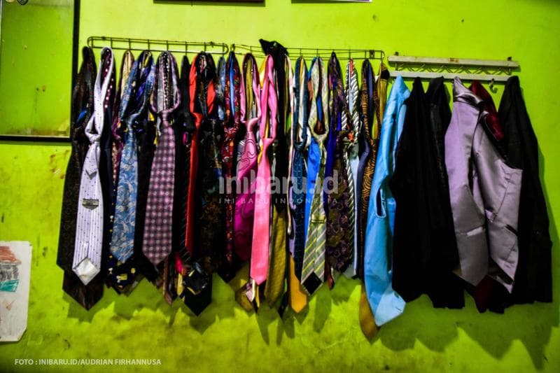 Berbagai jenis dasi yang siap dipakai.