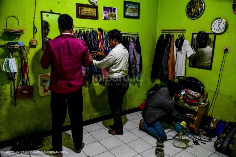 Ruang ganti sederhana yang terletak di ruang tengah.