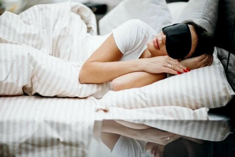 Apakah penutup mata bisa bikin tidur lebih nyenyak? (Freepik)
