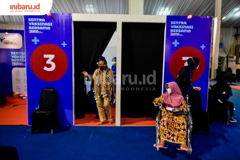 Dua lansia akan bergantian memasuki bilik untuk divaksin. (Inibaru.id/ Audrian F)<br>