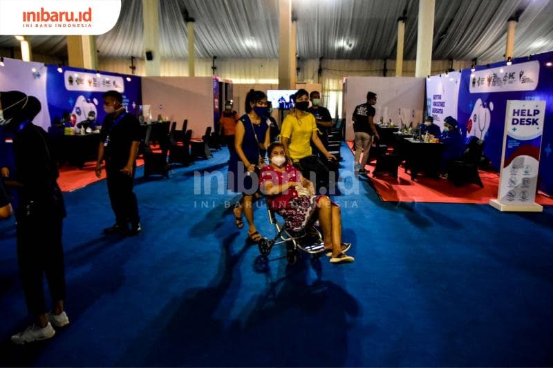 Salah seorang lansia diantar anak-cucunya. (Inibaru.id/ Audrian F)<br>