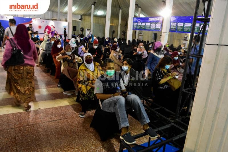 Mengantre giliran vaksin. (Inibaru.id/ Audrian F)<br>