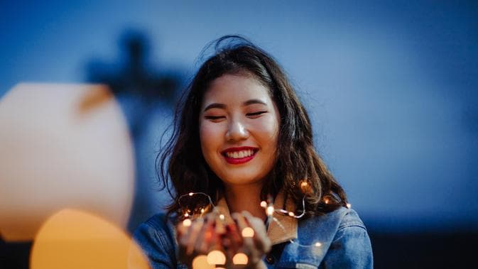 Tersenyum agar bahagia. (Pexels)