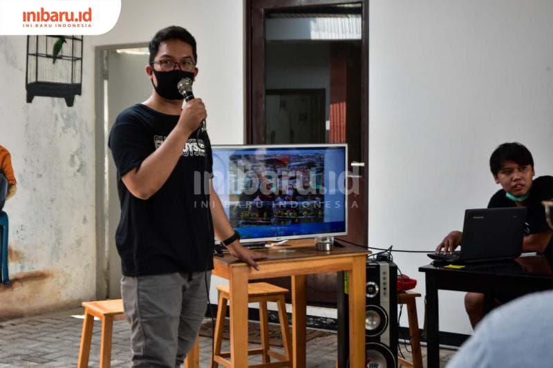 Sesi pembahasan foto-foto yang dipamerkan. (Inibaru.id/ Audrian F)<br>