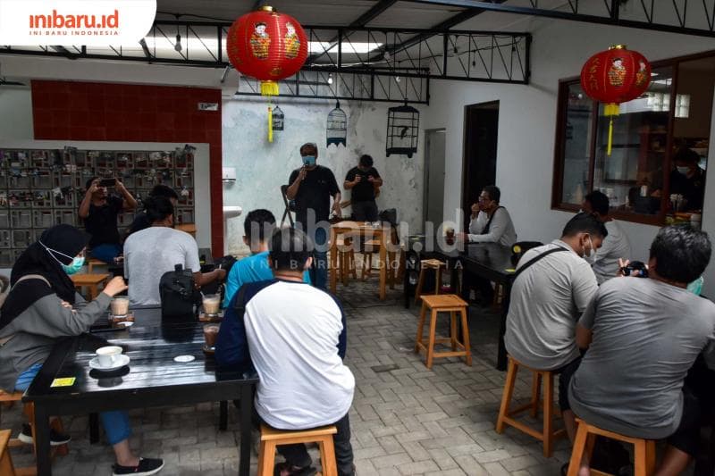 Bincang foto bersama Lim Winasdy. (Inibaru.id/ Audrian F)<br>