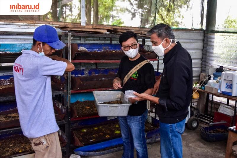 Salah satu warga yang tertarik budidaya maggot. (Inibaru.id/ Audrian F)<br>