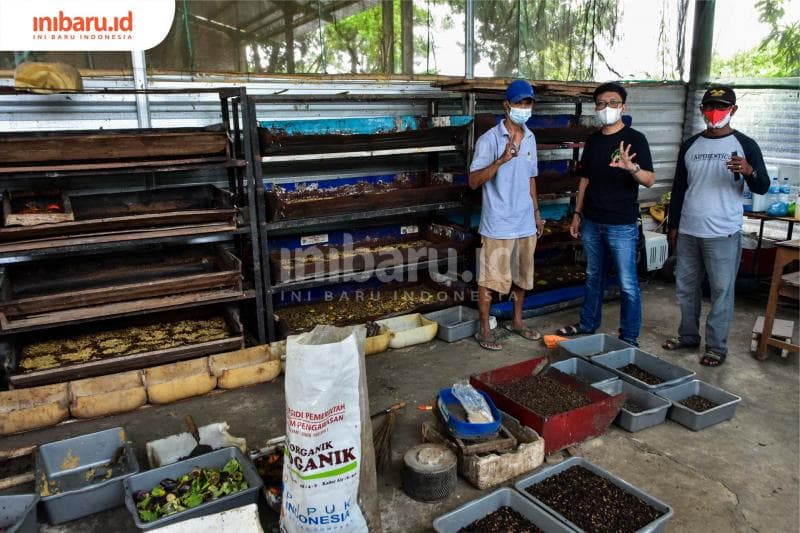 Wahyu Nugroho (tengah) beserta pekerja lainnya di lokasi budidaya maggot. (Inibaru.id/ Audrian F)<br>