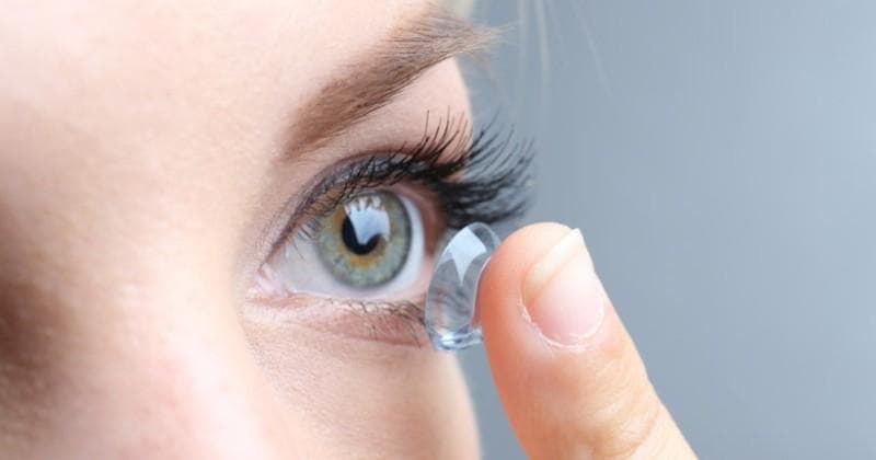 Segera lepas lensa kontak setelah membaca. (Freepik)