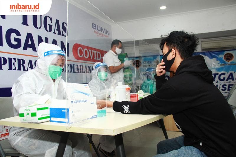 Wajib menunjukan hasil PCR atau antigen. (Inibaru.id/ Triawanda Tirta Aditya)<br>