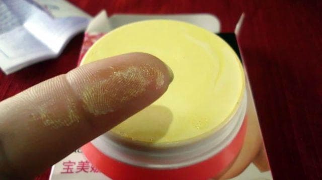 Warnanya kuning atau pearly. (Hipwee)