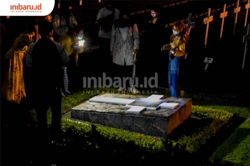 Jalan-jalan Malam ke Makam Belanda Ereveld Bersama Bersukaria Walk