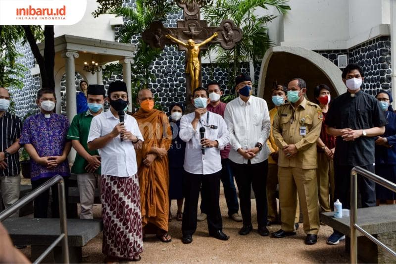 Perwakilan dari berbagai umat beragama dan penghayat kepercayaan saat menyampaikan sikap perdamaian di Gereja Katedral. (Inibaru.id/ Audrian F)<br>