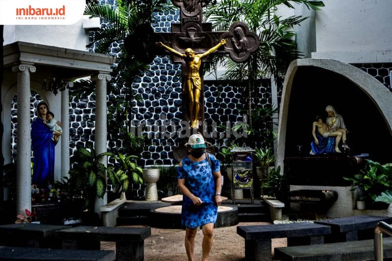 Romo Herman Yoseph Singgih menyampaikan kepada para jemaat agar nggak perlu takut datang ke Gereja Katedral Semarang pasca adanya bom bunuh diri. (Inibaru.id/ Audrian F)<br>