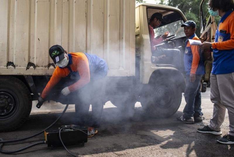 Uji emisi atau pengecekan asap knalpot. (Antara/Aprillio Akbar)