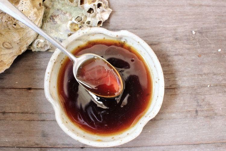 Campurkan semua bumbu dalam mangkuk kemudian siram pada kangkung yang telah berubah warna. (Shutterstock/Kompas)